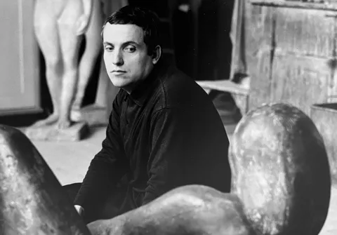 Martin Mayer 1965, in seinem Atelier im Hildebrandhaus, München, portraitiert von Herbert List.