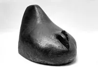 Martin Mayer: Brütendes Huhn. 1965, Bronze, Höhe 25 cm