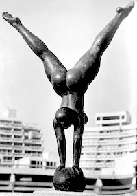 Martin Mayer: Olympia Triumphans (Modell). 1971, Bronze, Höhe 73 cm